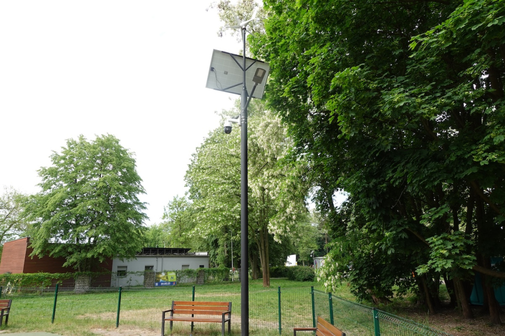 Oświetlenie placu zabaw lampami hybrydowymi w parku Na Młynku w Łodzi