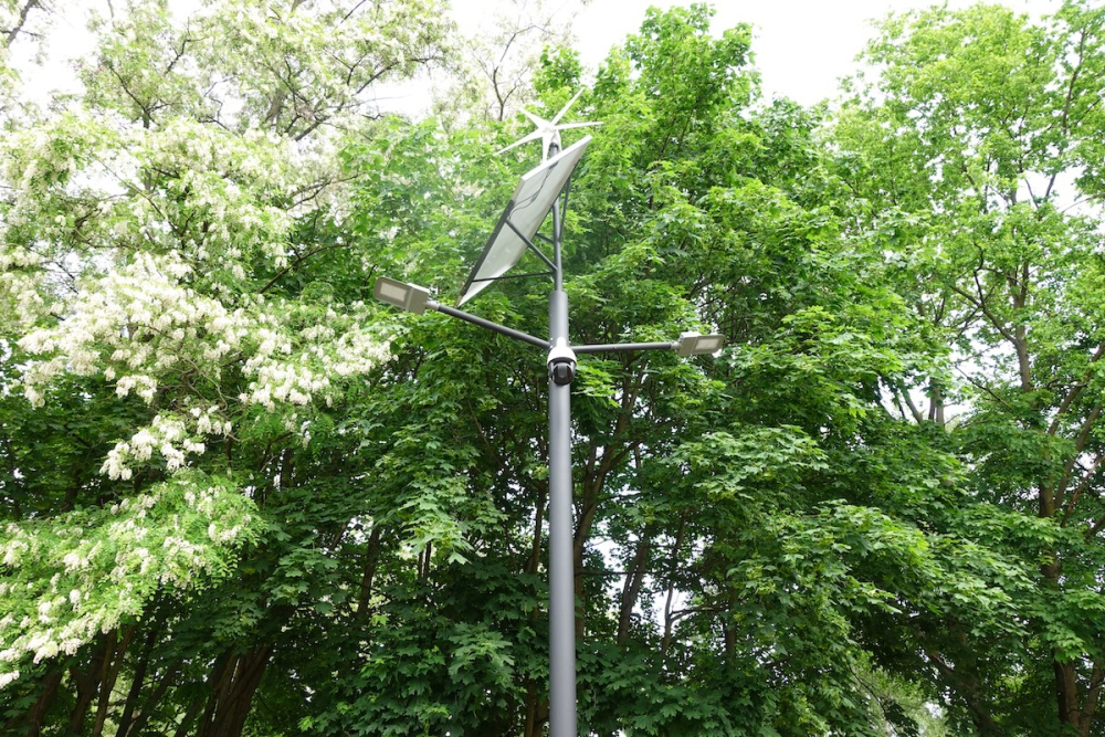 Oświetlenie placu zabaw lampami hybrydowymi w parku Na Młynku w Łodzi