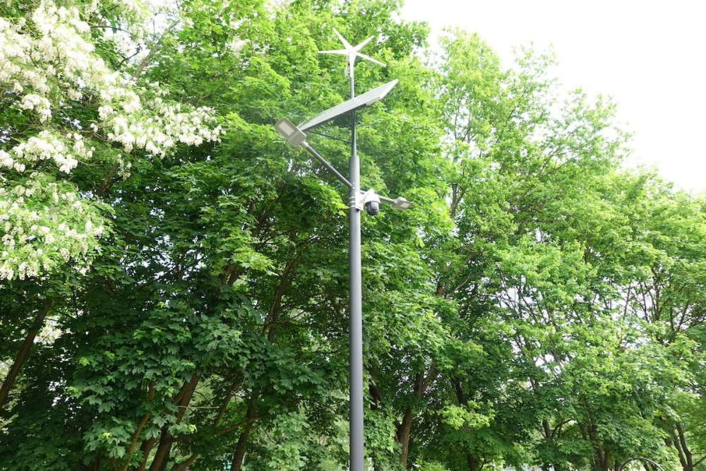 Oświetlenie placu zabaw lampami hybrydowymi w parku Na Młynku w Łodzi