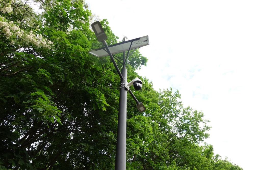 Oświetlenie placu zabaw lampami hybrydowymi w parku Na Młynku w Łodzi