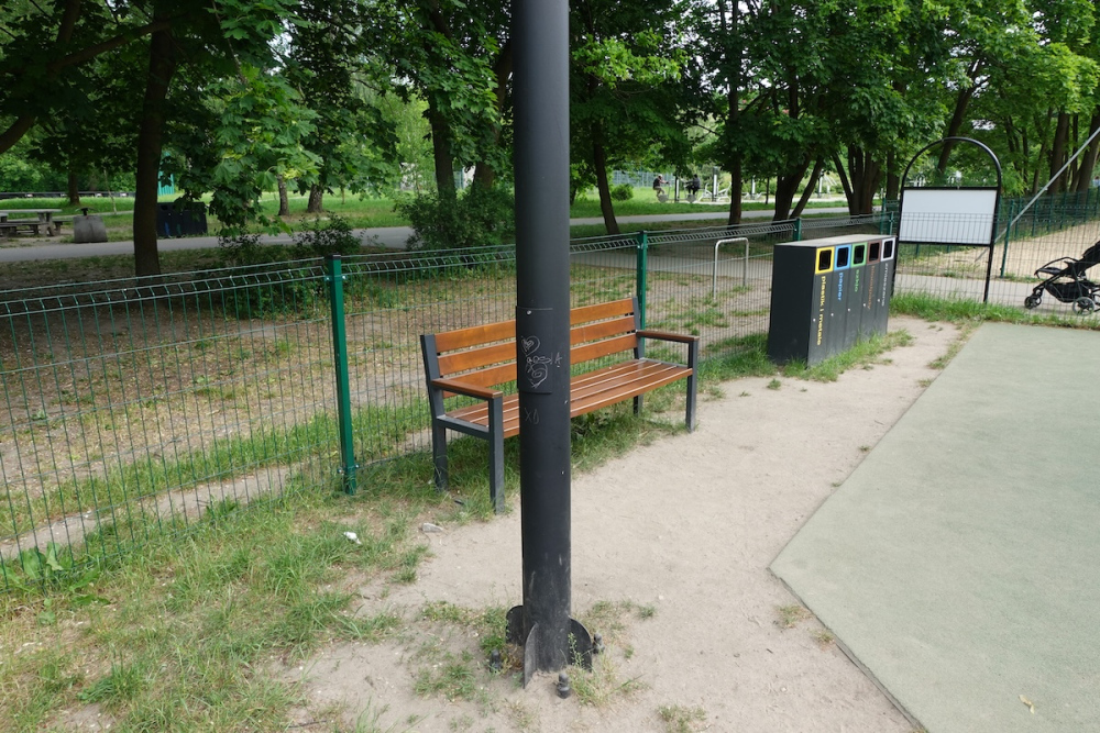 Oświetlenie placu zabaw lampami hybrydowymi w parku Na Młynku w Łodzi