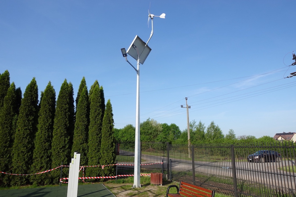 Latarnie solarno-wiatrowe na placu zabaw i siłowni w Rogowie