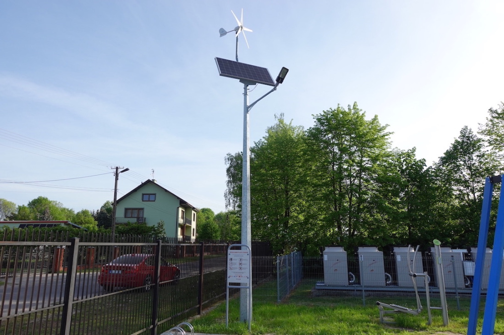 Latarnie solarno-wiatrowe na placu zabaw i siłowni w Rogowie