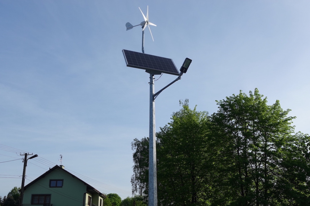 Latarnie solarno-wiatrowe na placu zabaw i siłowni w Rogowie