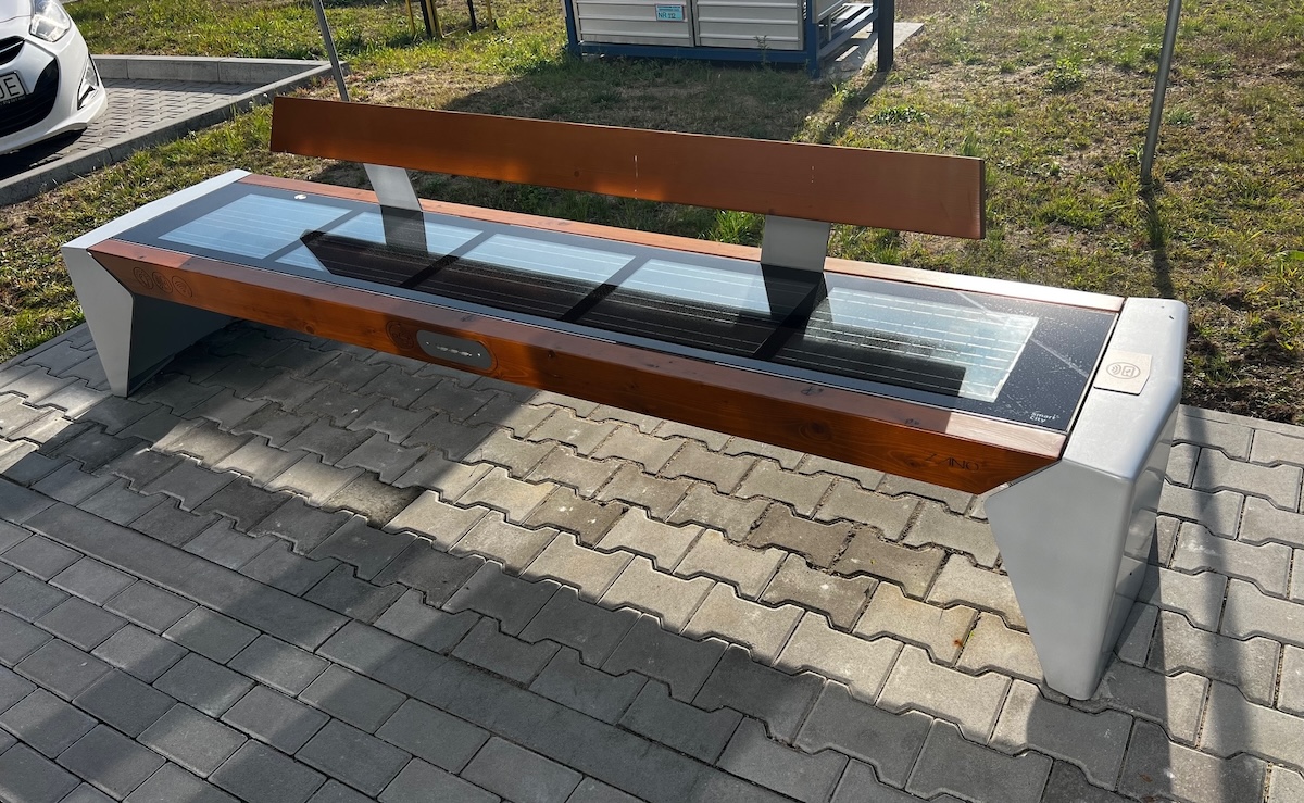 Nowoczesna Ławka Solarna z funkcją ładowania urządzeń w Bydgoszczy